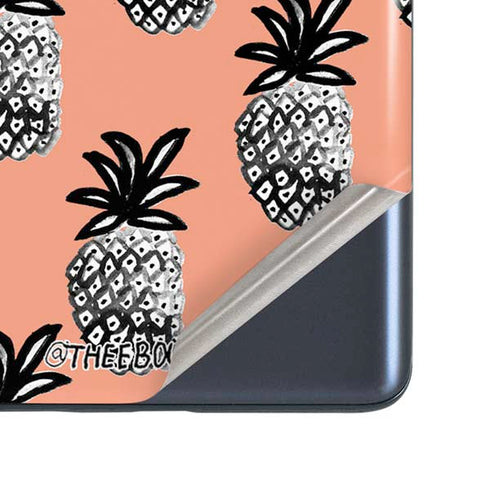 Bouffants and Broken Hearts Gray Scale Pineapple Galaxy S20 Fan Edition Skin